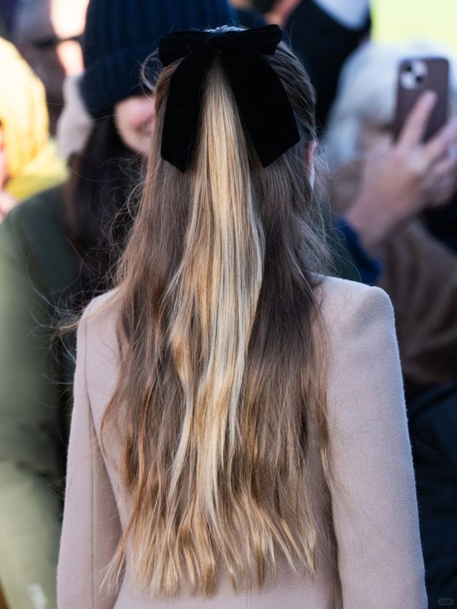 "Công chúa hạt dẻ" nhà Kate: Charlotte 10 tuổi khí chất ngút ngàn, diện đồ "Old Money" chuẩn người thừa kế sáng giá- Ảnh 13.