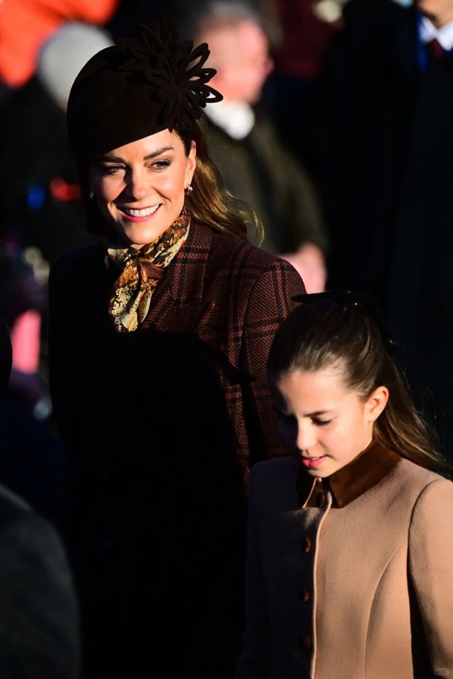 "Công chúa hạt dẻ" nhà Kate: Charlotte 10 tuổi khí chất ngút ngàn, diện đồ "Old Money" chuẩn người thừa kế sáng giá- Ảnh 16.