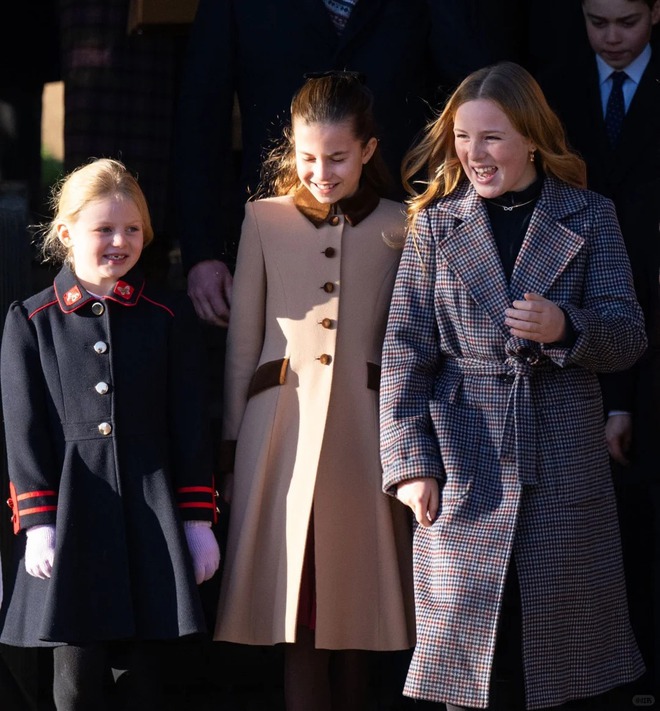 "Công chúa hạt dẻ" nhà Kate: Charlotte 10 tuổi khí chất ngút ngàn, diện đồ "Old Money" chuẩn người thừa kế sáng giá- Ảnh 18.