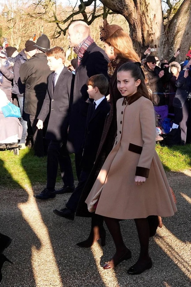 "Công chúa hạt dẻ" nhà Kate: Charlotte 10 tuổi khí chất ngút ngàn, diện đồ "Old Money" chuẩn người thừa kế sáng giá- Ảnh 3.