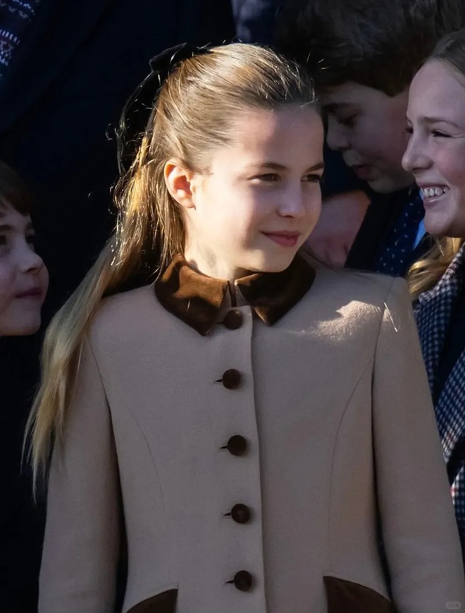 "Công chúa hạt dẻ" nhà Kate: Charlotte 10 tuổi khí chất ngút ngàn, diện đồ "Old Money" chuẩn người thừa kế sáng giá- Ảnh 20.