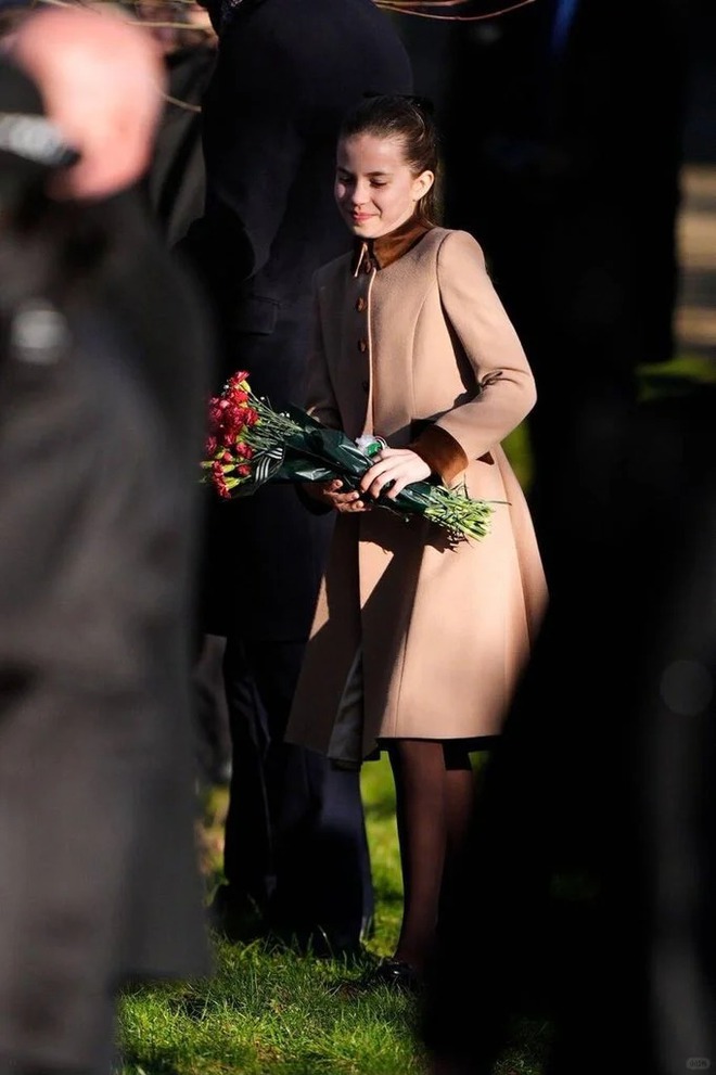 "Công chúa hạt dẻ" nhà Kate: Charlotte 10 tuổi khí chất ngút ngàn, diện đồ "Old Money" chuẩn người thừa kế sáng giá- Ảnh 5.