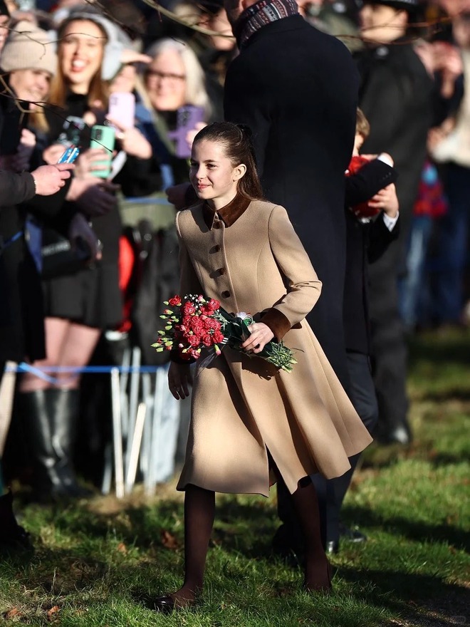 "Công chúa hạt dẻ" nhà Kate: Charlotte 10 tuổi khí chất ngút ngàn, diện đồ "Old Money" chuẩn người thừa kế sáng giá- Ảnh 7.