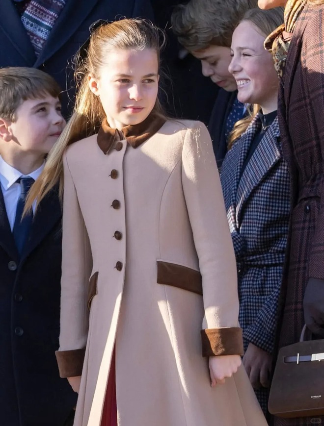 "Công chúa hạt dẻ" nhà Kate: Charlotte 10 tuổi khí chất ngút ngàn, diện đồ "Old Money" chuẩn người thừa kế sáng giá- Ảnh 21.