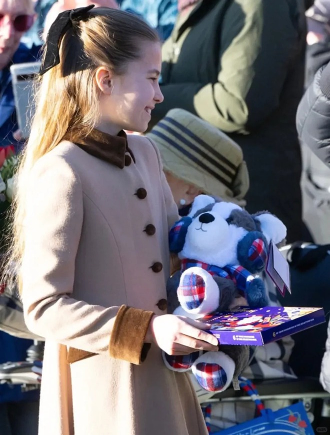 "Công chúa hạt dẻ" nhà Kate: Charlotte 10 tuổi khí chất ngút ngàn, diện đồ "Old Money" chuẩn người thừa kế sáng giá- Ảnh 8.