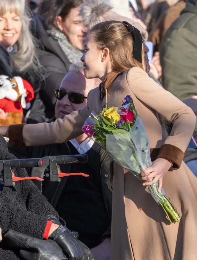 "Công chúa hạt dẻ" nhà Kate: Charlotte 10 tuổi khí chất ngút ngàn, diện đồ "Old Money" chuẩn người thừa kế sáng giá- Ảnh 22.