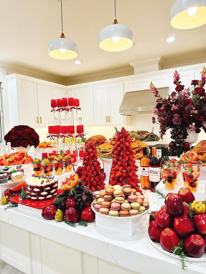 Hội hào môn "bung nóc" mùa Giáng sinh: Midu khoá môi Minh Đạt, xem biệt thự của Phạm Hương - Lan Khuê mà loá mắt- Ảnh 8. Hội hào môn "bung nóc" mùa Giáng sinh: Midu khoá môi Minh Đạt, xem biệt thự của Phạm Hương - Lan Khuê mà loá mắt- Ảnh 8.