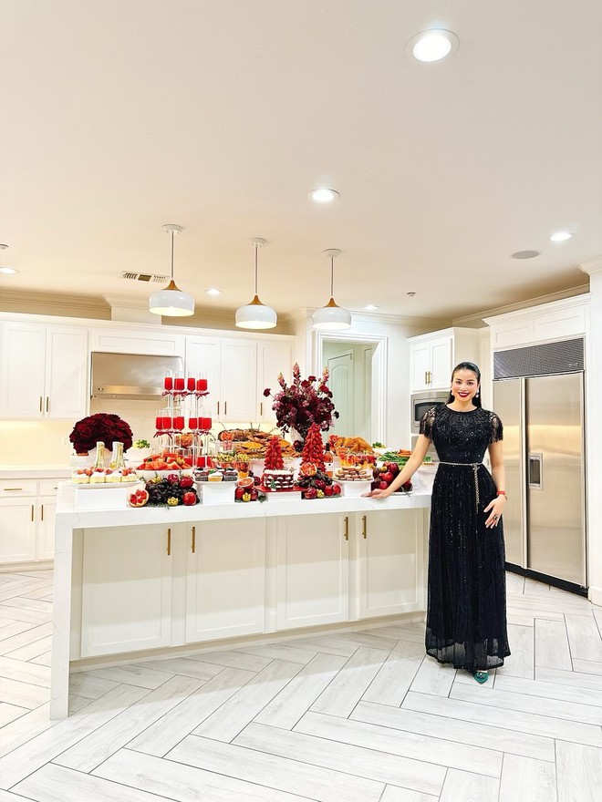 Hội hào môn "bung nóc" mùa Giáng sinh: Midu khoá môi Minh Đạt, xem biệt thự của Phạm Hương - Lan Khuê mà loá mắt- Ảnh 7. Hội hào môn "bung nóc" mùa Giáng sinh: Midu khoá môi Minh Đạt, xem biệt thự của Phạm Hương - Lan Khuê mà loá mắt- Ảnh 7.