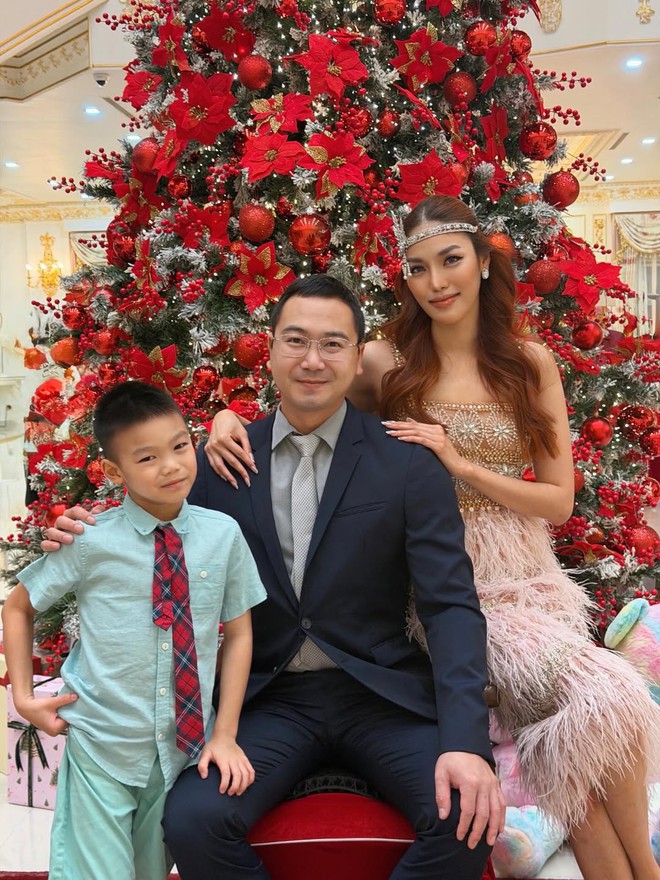 Hội hào môn "bung nóc" mùa Giáng sinh: Midu khoá môi Minh Đạt, xem biệt thự của Phạm Hương - Lan Khuê mà loá mắt- Ảnh 9. Hội hào môn "bung nóc" mùa Giáng sinh: Midu khoá môi Minh Đạt, xem biệt thự của Phạm Hương - Lan Khuê mà loá mắt- Ảnh 9.