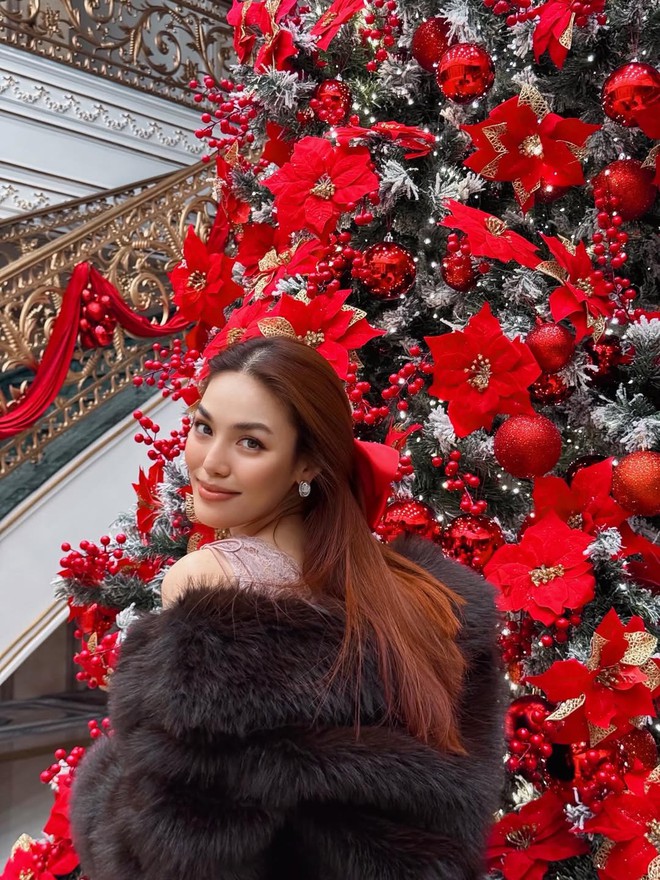 Hội hào môn "bung nóc" mùa Giáng sinh: Midu khoá môi Minh Đạt, xem biệt thự của Phạm Hương - Lan Khuê mà loá mắt- Ảnh 11. Hội hào môn "bung nóc" mùa Giáng sinh: Midu khoá môi Minh Đạt, xem biệt thự của Phạm Hương - Lan Khuê mà loá mắt- Ảnh 11.