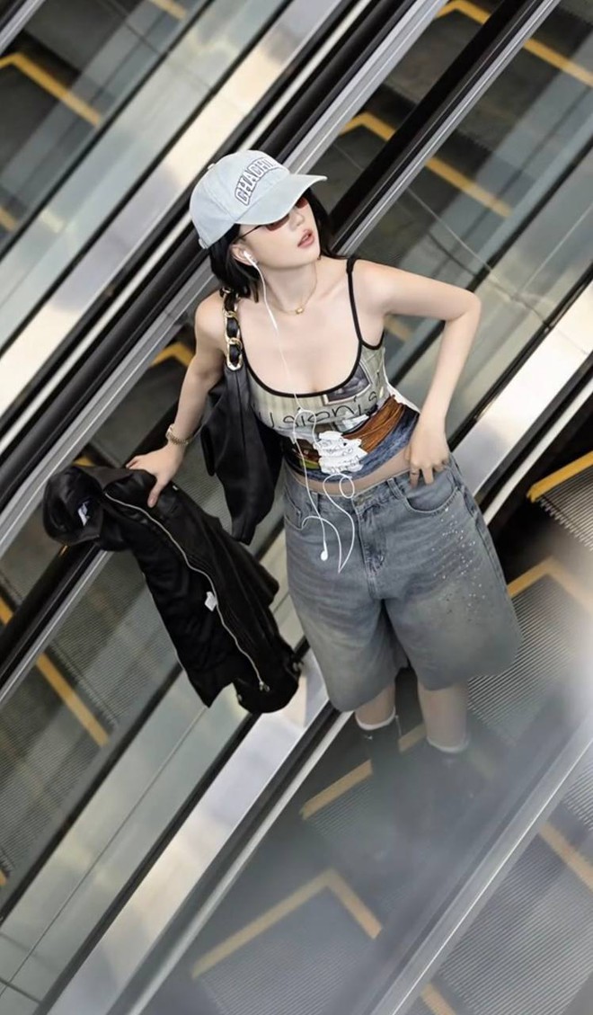 Ngọc Trinh thua Tiểu Vy lẫn chính mình 10 năm trước- Ảnh 2.