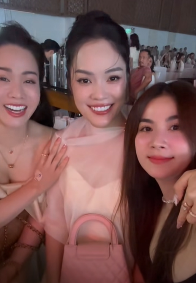 Đám cưới nam diễn viên Vbiz và vợ bác sĩ kém 16 tuổi: Cô dâu chú rể sánh đôi, dàn sao nổi tiếng tham dự- Ảnh 5.