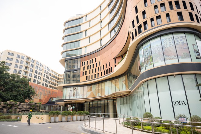 TTTM Hanoi Centre vừa ra mắt Hà Nội: Không gian sang như khách sạn 5 sao, kỳ công bảo tồn cây đa giữa khuôn viên- Ảnh 2.