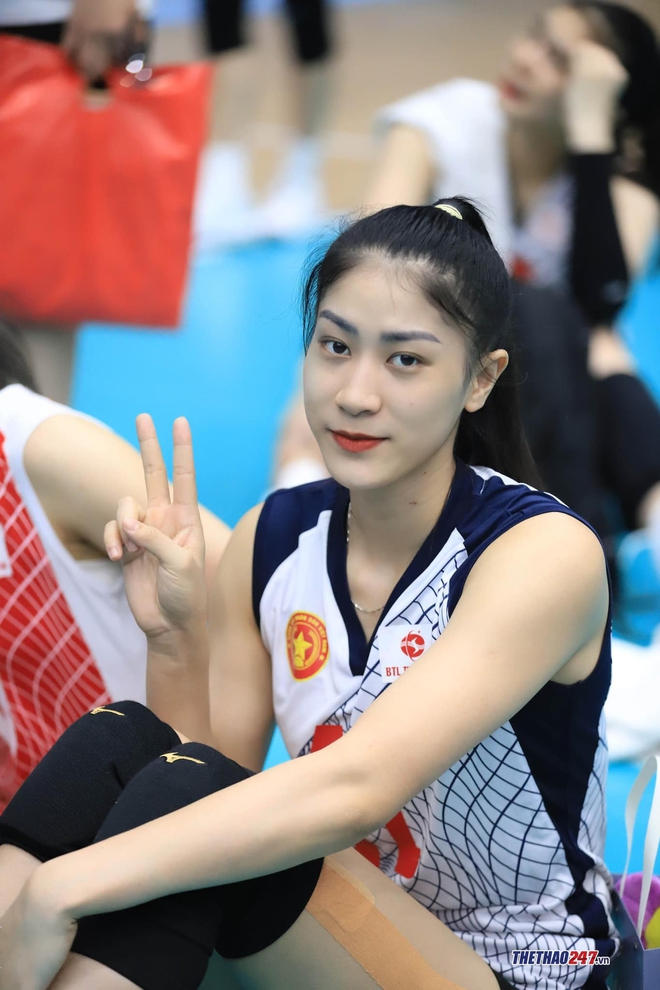 Hoa khôi bóng chuyền mang hàm Đại uý gây sốt với ảnh tổng kết 2025: Visual xinh đẹp, thành tích cực "khủng"!- Ảnh 6.