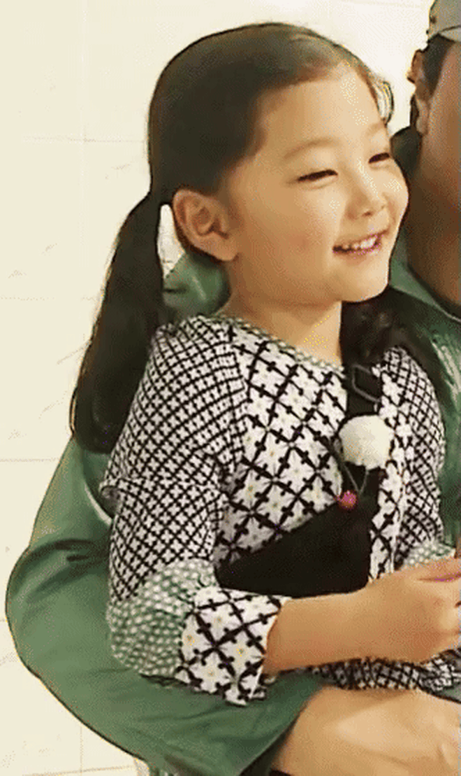 Chị em sao nhí Bố Ơi Mình Đi Đâu Thế "trổ mã" mỹ nhân: Người xinh như Haerin (NewJeans), người như bản sao Suri Cruise- Ảnh 3.