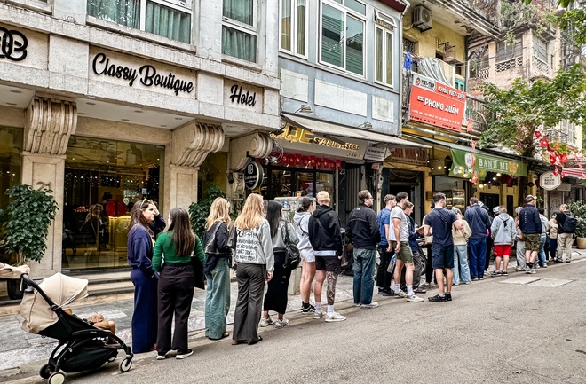 2 hàng quán đang khiến phố cổ Hà Nội đông nghịt, khách Tây khách Việt xếp hàng rồng rắn- Ảnh 2.