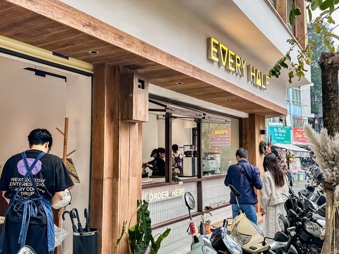 2 hàng quán đang khiến phố cổ Hà Nội đông nghịt, khách Tây khách Việt xếp hàng rồng rắn- Ảnh 10.