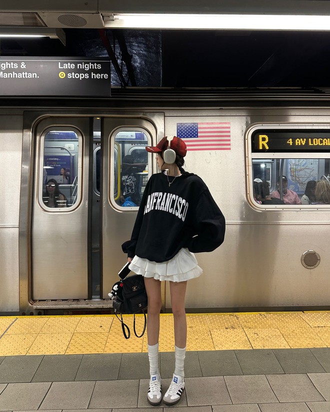 5 chiêu diện chân váy ngắn giúp nàng bước vào con đường mặc đẹp, sành điệu tuyệt đối- Ảnh 10. 5 chiêu diện chân váy ngắn giúp nàng bước vào con đường mặc đẹp, sành điệu tuyệt đối- Ảnh 10.