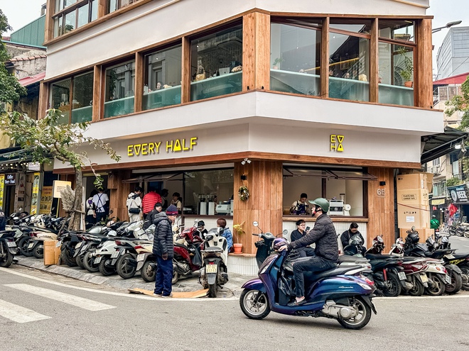 2 hàng quán đang khiến phố cổ Hà Nội đông nghịt, khách Tây khách Việt xếp hàng rồng rắn- Ảnh 13.