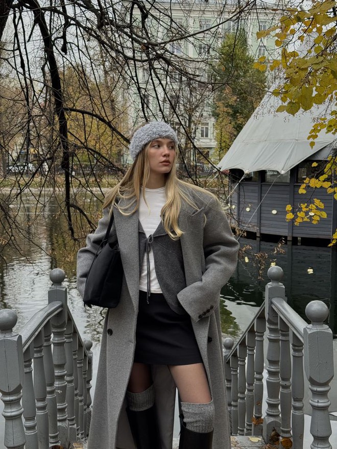 5 chiêu diện chân váy ngắn giúp nàng bước vào con đường mặc đẹp, sành điệu tuyệt đối- Ảnh 21. 5 chiêu diện chân váy ngắn giúp nàng bước vào con đường mặc đẹp, sành điệu tuyệt đối- Ảnh 21.