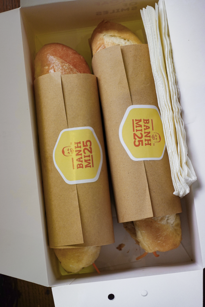 2 hàng quán đang khiến phố cổ Hà Nội đông nghịt, khách Tây khách Việt xếp hàng rồng rắn- Ảnh 9.