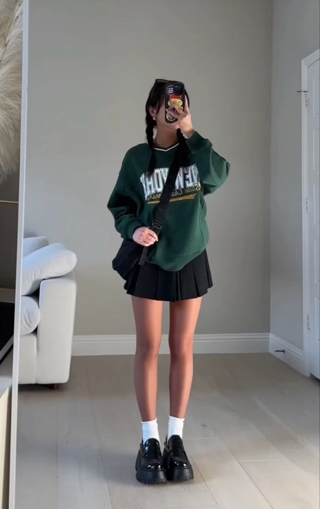 5 chiêu diện chân váy ngắn giúp nàng bước vào con đường mặc đẹp, sành điệu tuyệt đối- Ảnh 9. 5 chiêu diện chân váy ngắn giúp nàng bước vào con đường mặc đẹp, sành điệu tuyệt đối- Ảnh 9.