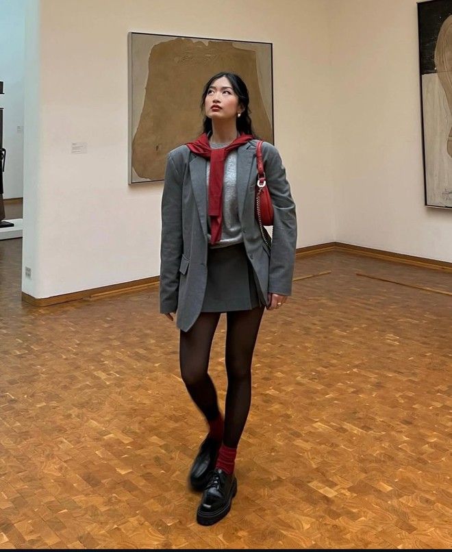 5 chiêu diện chân váy ngắn giúp nàng bước vào con đường mặc đẹp, sành điệu tuyệt đối- Ảnh 11. 5 chiêu diện chân váy ngắn giúp nàng bước vào con đường mặc đẹp, sành điệu tuyệt đối- Ảnh 11.