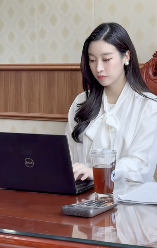 Đỗ Mỹ Linh trổ tài cắm hoa, khoe cuộc sống "dâu hào môn", vóc dáng gây chú ý giữa tin đồn mang bầu lần 2- Ảnh 3.