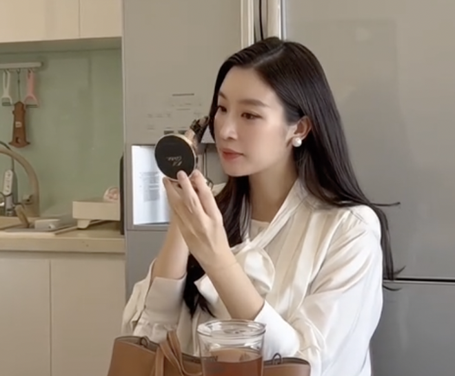 Đỗ Mỹ Linh trổ tài cắm hoa, khoe cuộc sống "dâu hào môn", vóc dáng gây chú ý giữa tin đồn mang bầu lần 2- Ảnh 4.