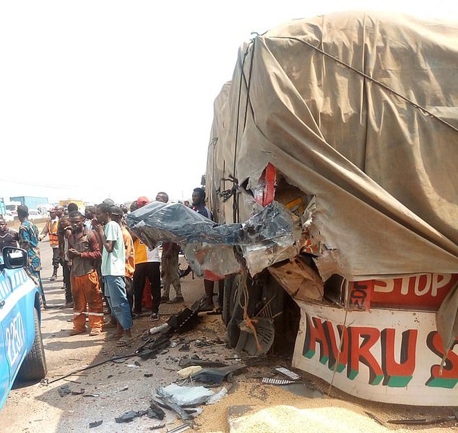 Chiếc Lexus nát bét sau tai nạn thảm khốc: Võ sĩ nổi tiếng thoát chết thần kì, hai người bạn thân tử vong tại chỗ- Ảnh 5.