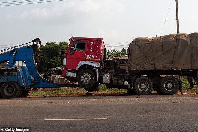 Chiếc Lexus nát bét sau tai nạn thảm khốc: Võ sĩ nổi tiếng thoát chết thần kì, hai người bạn thân tử vong tại chỗ- Ảnh 6.