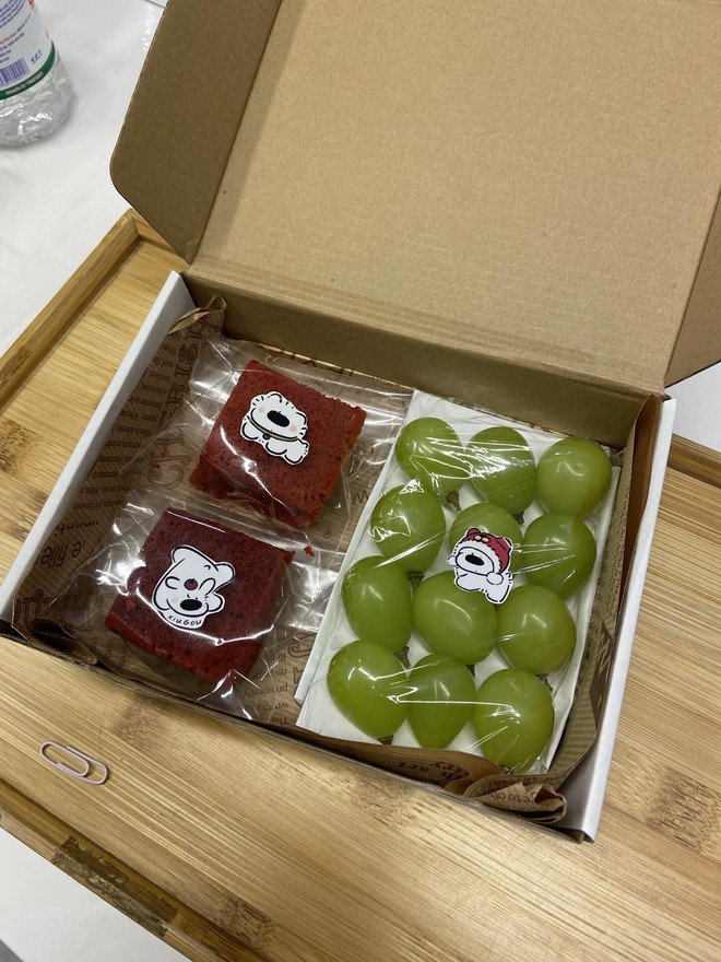 Cảnh tượng lạ trong siêu thị sát Tết dương: Tất cả là tại trend "ăn 12 quả nho"!- Ảnh 5.