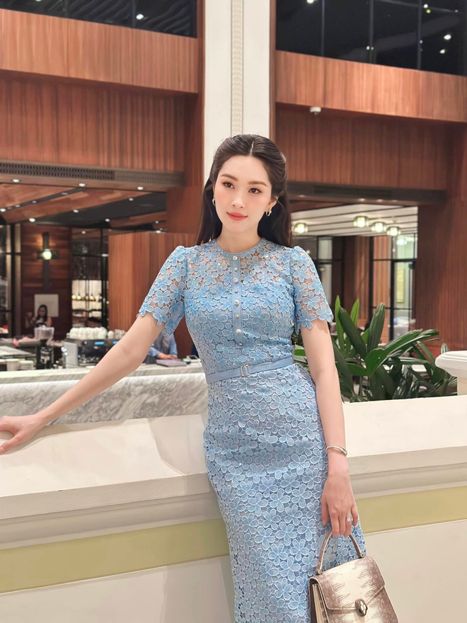 Hoa hậu Việt Nam đầu ti&ecirc;n l&agrave;m d&acirc;u h&agrave;o m&ocirc;n, được chồng chiều như c&ocirc;ng ch&uacute;a, sống đời thượng lưu trong biệt thự hạng sang- Ảnh 1.