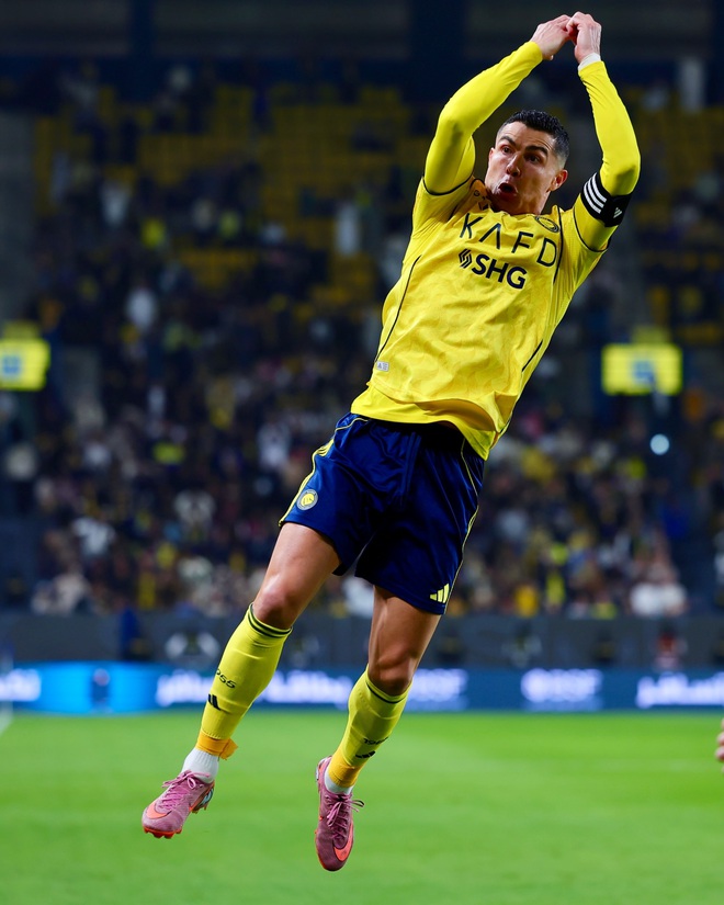 2025 "đỉnh nóc" của Ronaldo: Tuổi tác chỉ là con số, choáng nhất là màn "chốt cưới" bằng nhẫn kim cương triệu đô- Ảnh 1.