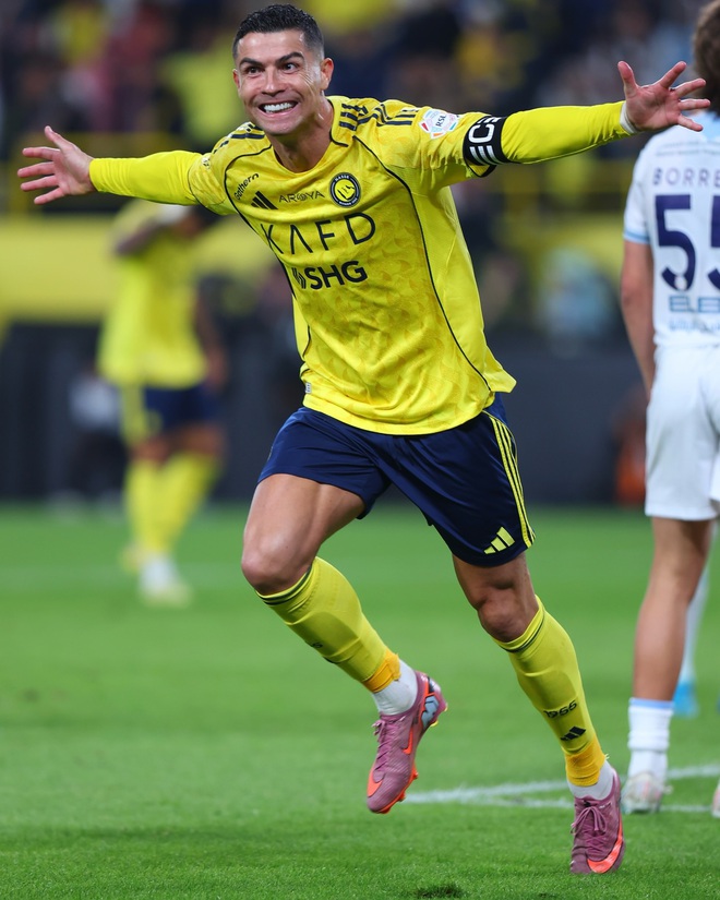 2025 "đỉnh nóc" của Ronaldo: Tuổi tác chỉ là con số, choáng nhất là màn "chốt cưới" bằng nhẫn kim cương triệu đô- Ảnh 2.