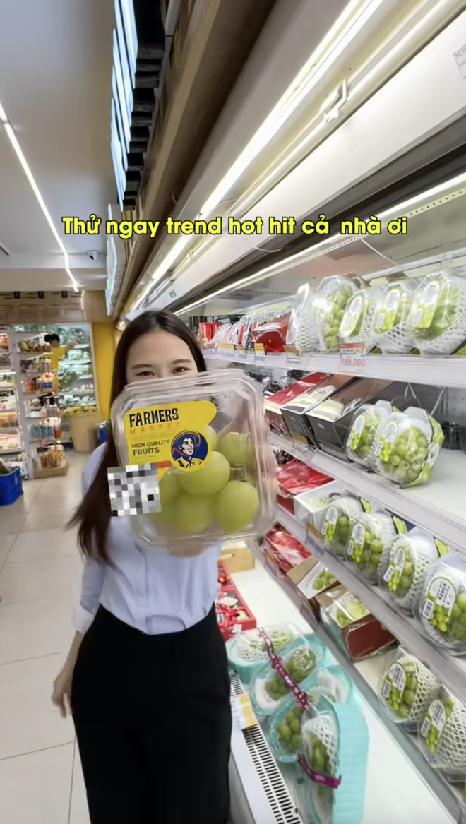 Cảnh tượng lạ trong siêu thị sát Tết dương: Tất cả là tại trend "ăn 12 quả nho"!- Ảnh 3.