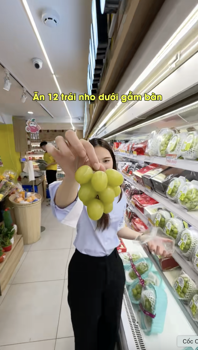 Cảnh tượng lạ trong siêu thị sát Tết dương: Tất cả là tại trend "ăn 12 quả nho"!- Ảnh 4.