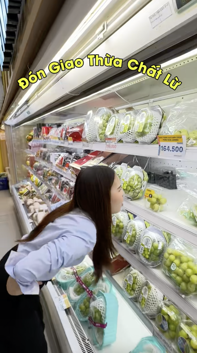 Cảnh tượng lạ trong siêu thị sát Tết dương: Tất cả là tại trend "ăn 12 quả nho"!- Ảnh 2.