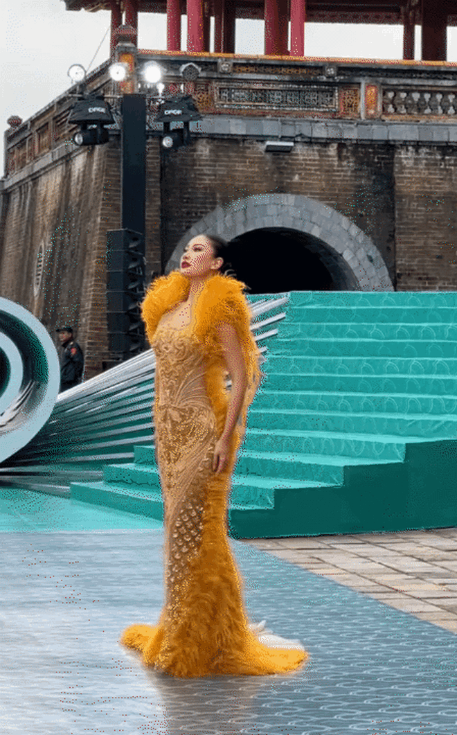 Show của NTK Lê Thanh Hòa tại Hoàng thành Huế: Khoảnh khắc ảo diệu chưa từng có tại show thời trang- Ảnh 24.