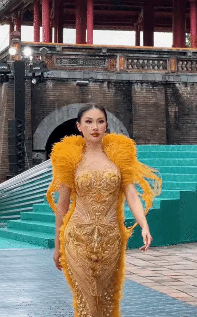 Show của NTK Lê Thanh Hòa tại Hoàng thành Huế: Khoảnh khắc ảo diệu chưa từng có tại show thời trang- Ảnh 23.