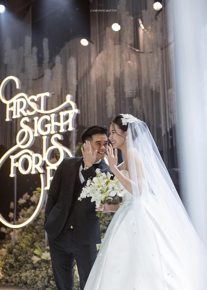 Bán sầu riêng có thiếu gia bán vàng vào "cua": Mỹ nhân Hà Nội cưới "cả nước" xem, giờ mở mắt là thấy vàng- Ảnh 4.