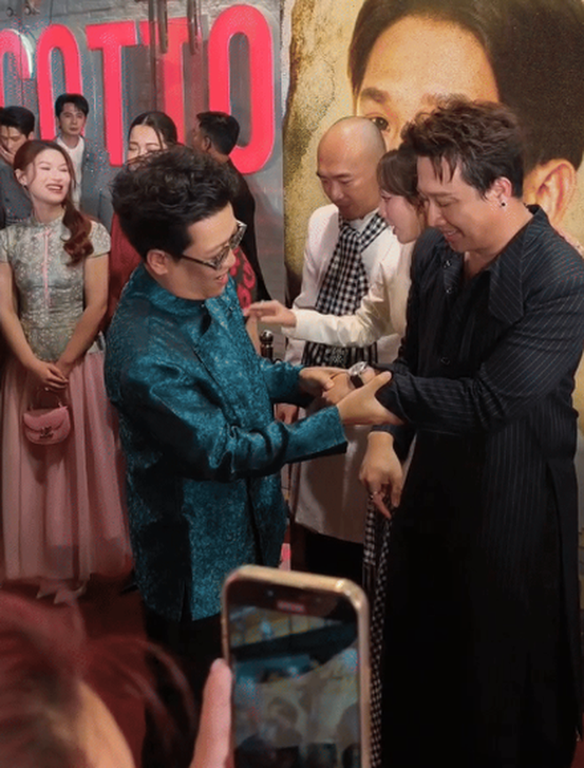 Trường Giang vén áo ngắm 156 viên kim cương trên tay Trấn Thành- Ảnh 3.