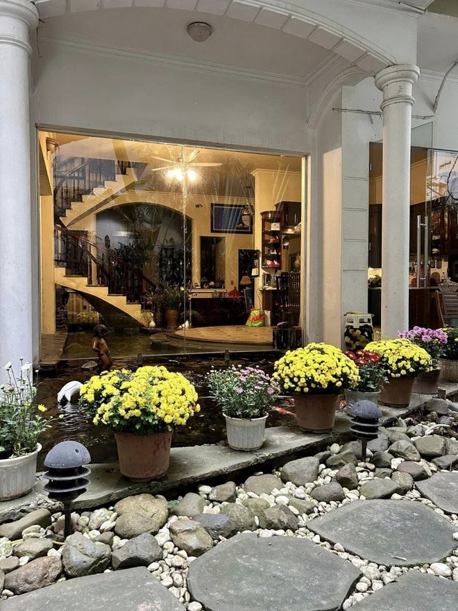 Cơ ngơi đẹp hơn tranh của “phù thuỷ” thiết kế xiêm y Táo Quân- Ảnh 9.