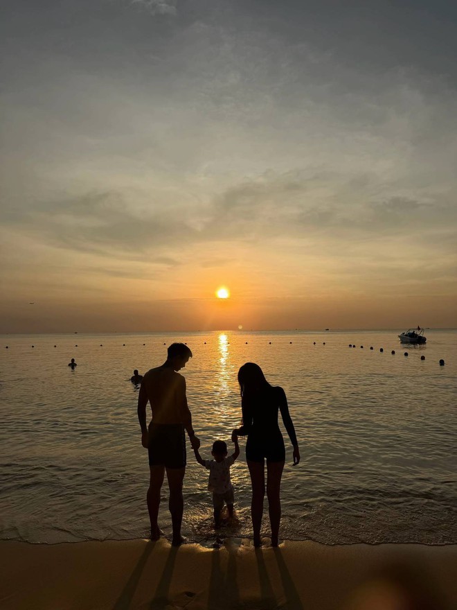 Doãn Hải My khoe chân dài thẳng tắp, tình tứ e ấp bên Văn Hậu, còn ai đồn tiểu thư thích to tiếng với chồng?- Ảnh 4.