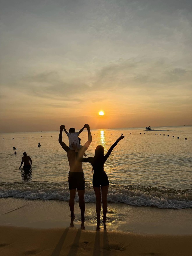 Doãn Hải My khoe chân dài thẳng tắp, tình tứ e ấp bên Văn Hậu, còn ai đồn tiểu thư thích to tiếng với chồng?- Ảnh 3.