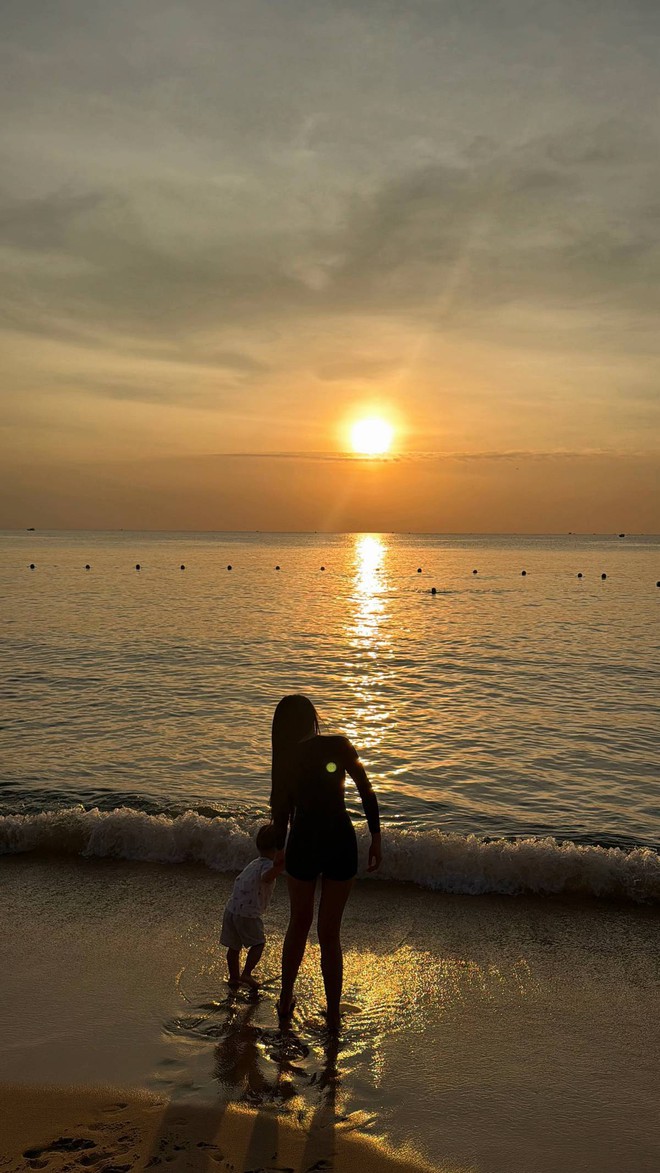 Doãn Hải My khoe chân dài thẳng tắp, tình tứ e ấp bên Văn Hậu, còn ai đồn tiểu thư thích to tiếng với chồng?- Ảnh 7.