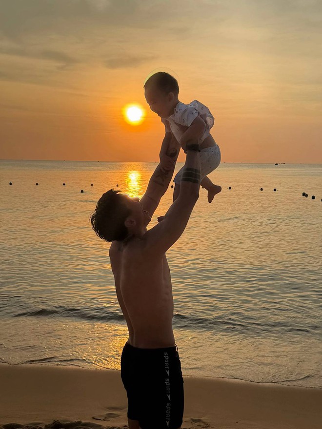 Doãn Hải My khoe chân dài thẳng tắp, tình tứ e ấp bên Văn Hậu, còn ai đồn tiểu thư thích to tiếng với chồng?- Ảnh 5.