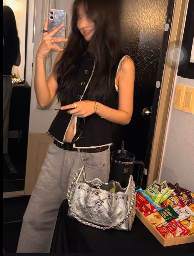 Nam thần đẹp nhất thế giới tự đăng ảnh hẹn hò Jennie (BLACKPINK), “nửa kín nửa hở” khiến MXH nổ tung?- Ảnh 2.