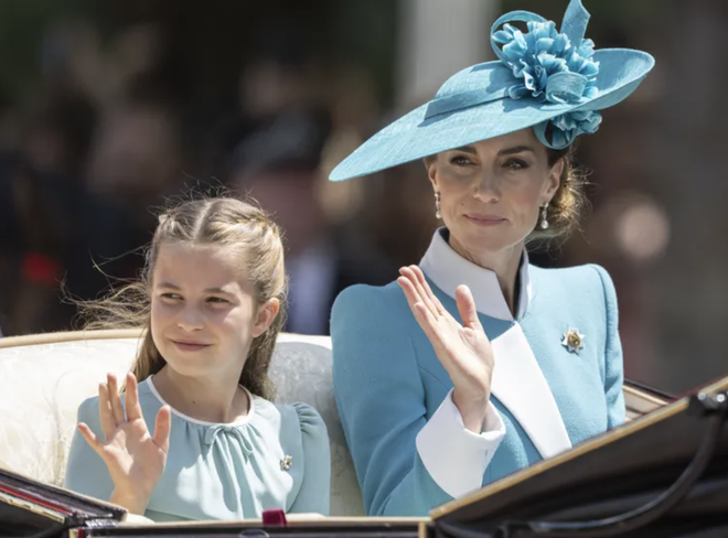 Vì sao Công chúa Charlotte 10 tuổi vẫn chưa được đội vương miện, dù là "bản sao" quyền lực của Nữ hoàng Anh?- Ảnh 5. Vì sao Công chúa Charlotte 10 tuổi vẫn chưa được đội vương miện, dù là "bản sao" quyền lực của Nữ hoàng Anh?- Ảnh 5.