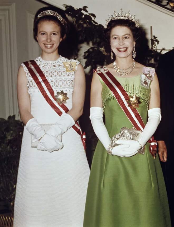 Vì sao Công chúa Charlotte 10 tuổi vẫn chưa được đội vương miện, dù là "bản sao" quyền lực của Nữ hoàng Anh?- Ảnh 4. Vì sao Công chúa Charlotte 10 tuổi vẫn chưa được đội vương miện, dù là "bản sao" quyền lực của Nữ hoàng Anh?- Ảnh 4.